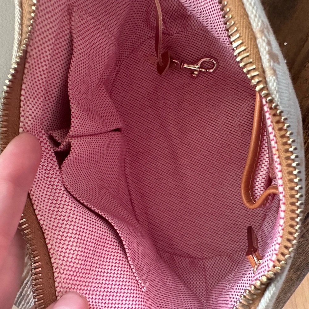 Dooney&Bourke light blue zippered bucket handbag with belt style strap - Picture 10 of 16